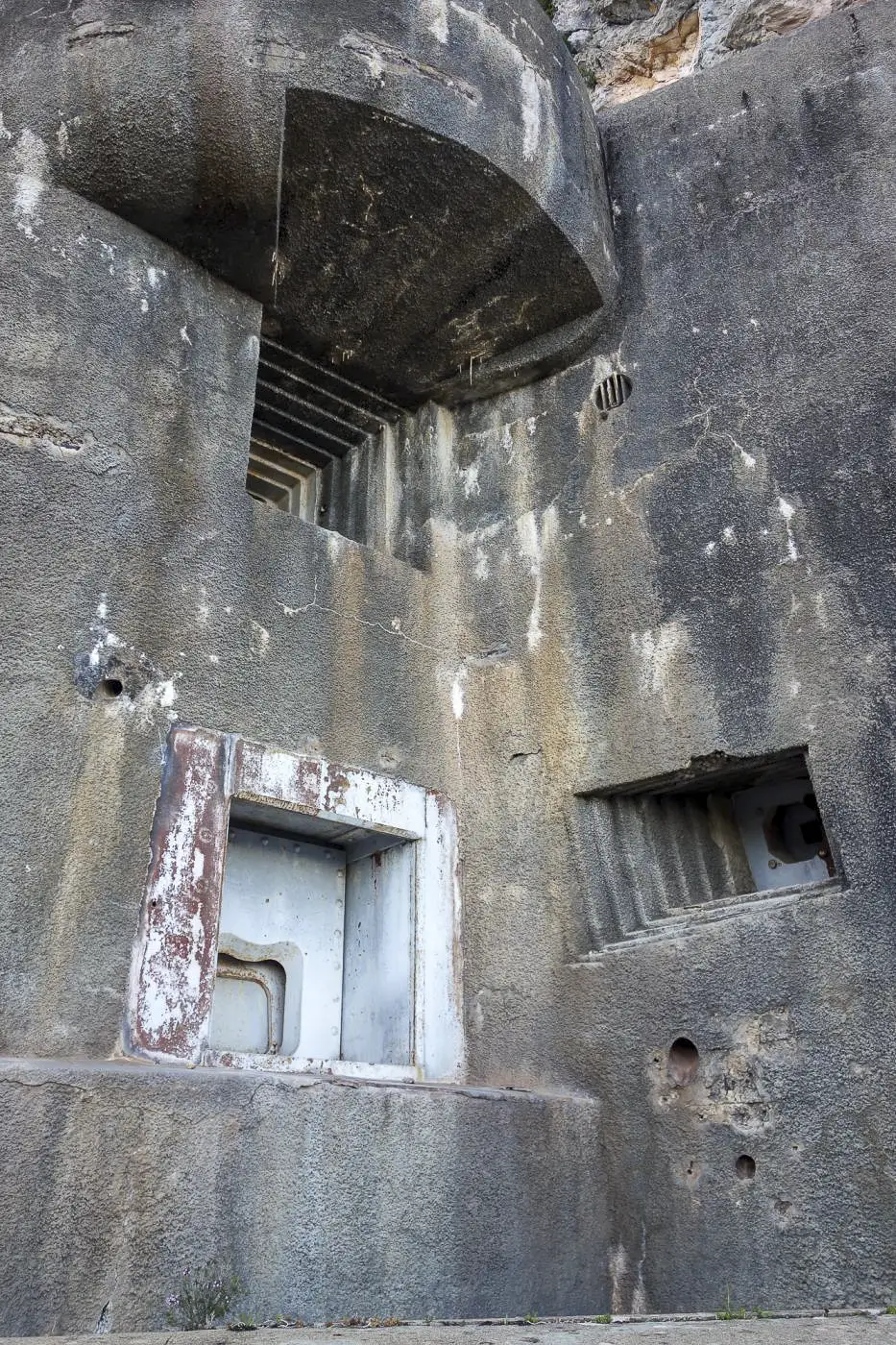 Ligne Maginot - SAINTE AGNES (SAG) - EO9 - (Ouvrage d'artillerie) - Bloc 2
Le créneau de 75 de droite surmonté par le créneau JM et le créneau FM  - Michel Teiten