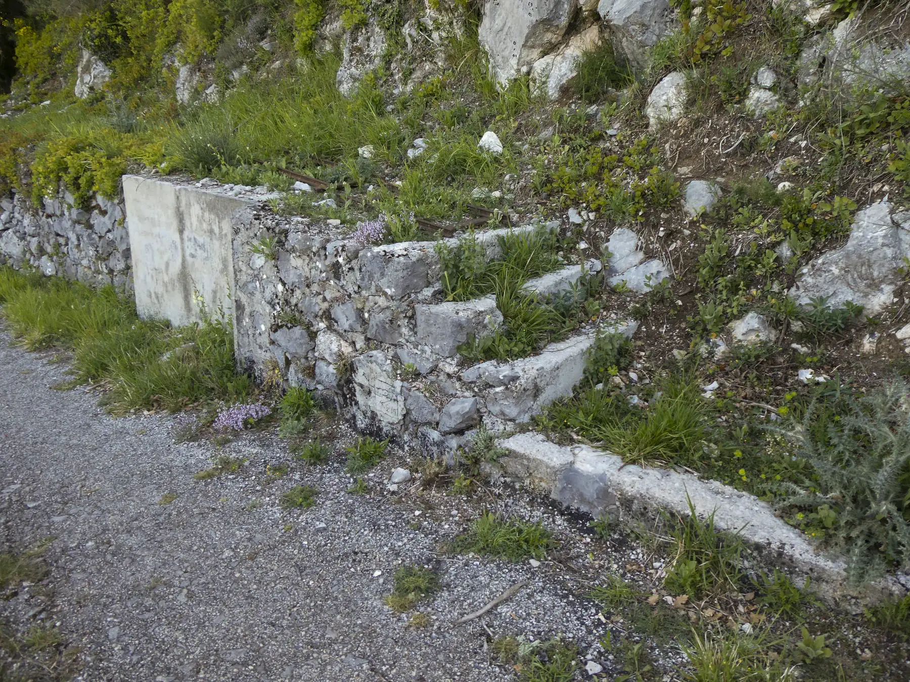 Ligne Maginot - BARBONNET - (Barrage de Route) - Le barrage se situait au niveau de l'escalier.
Marquage en bas du deuxième escalier. - ELLENA Daniel - CUNY Philippe