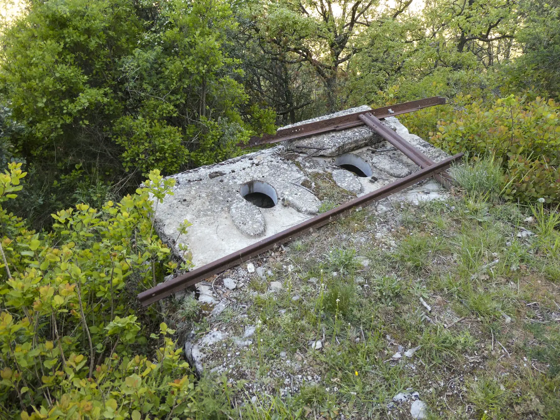Ligne Maginot - BARBONNET (BT) - (Ouvrage d'artillerie) - Les WC extérieurs de l'ouvrage sont près du barrage de route - ELLENA Daniel - CUNY Philippe