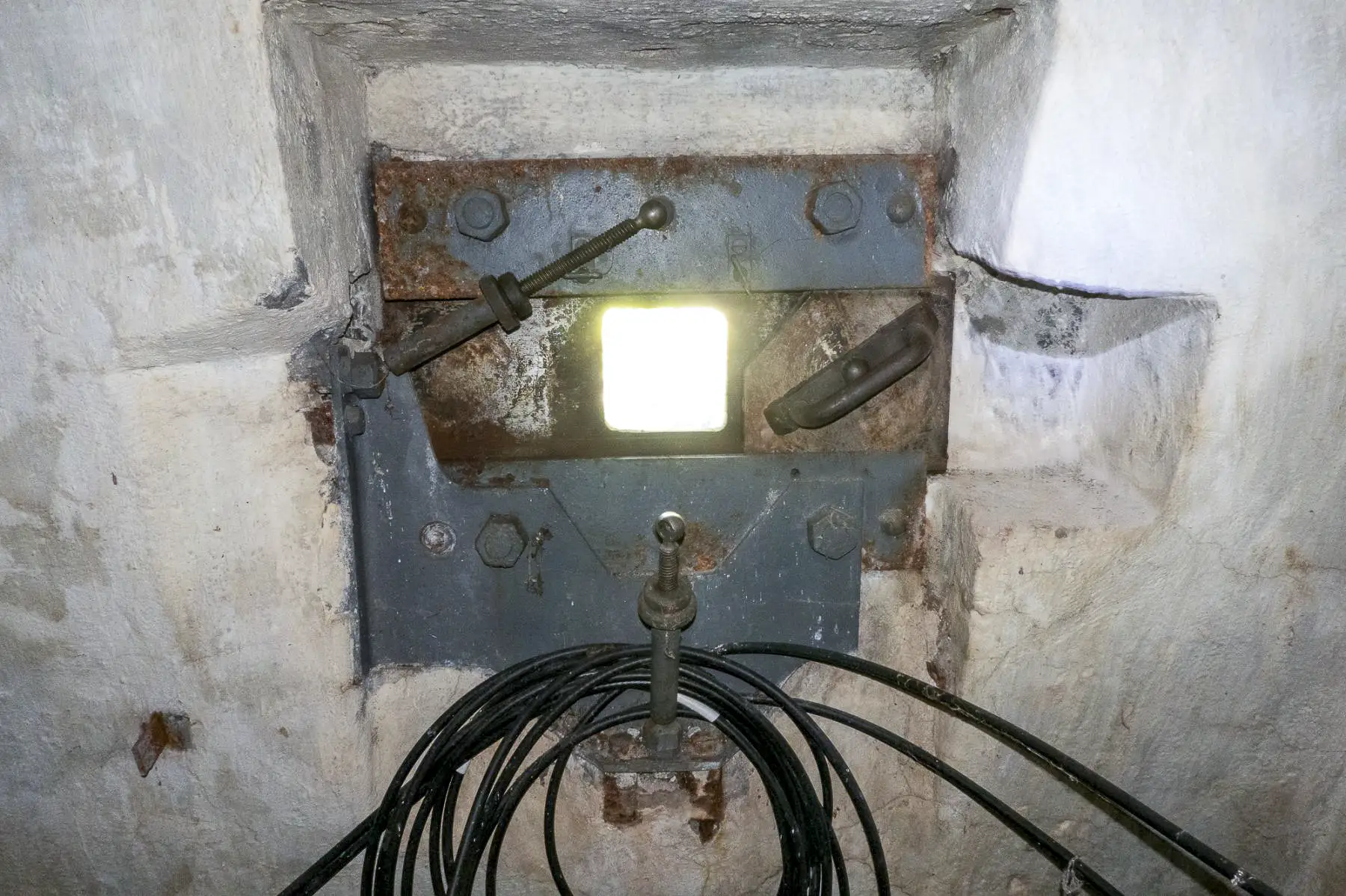 Ligne Maginot - BARBONNET (BT) - (Ouvrage d'artillerie) - Bloc 2
Créneau FM au pied de la cloche LG - Michel Teiten