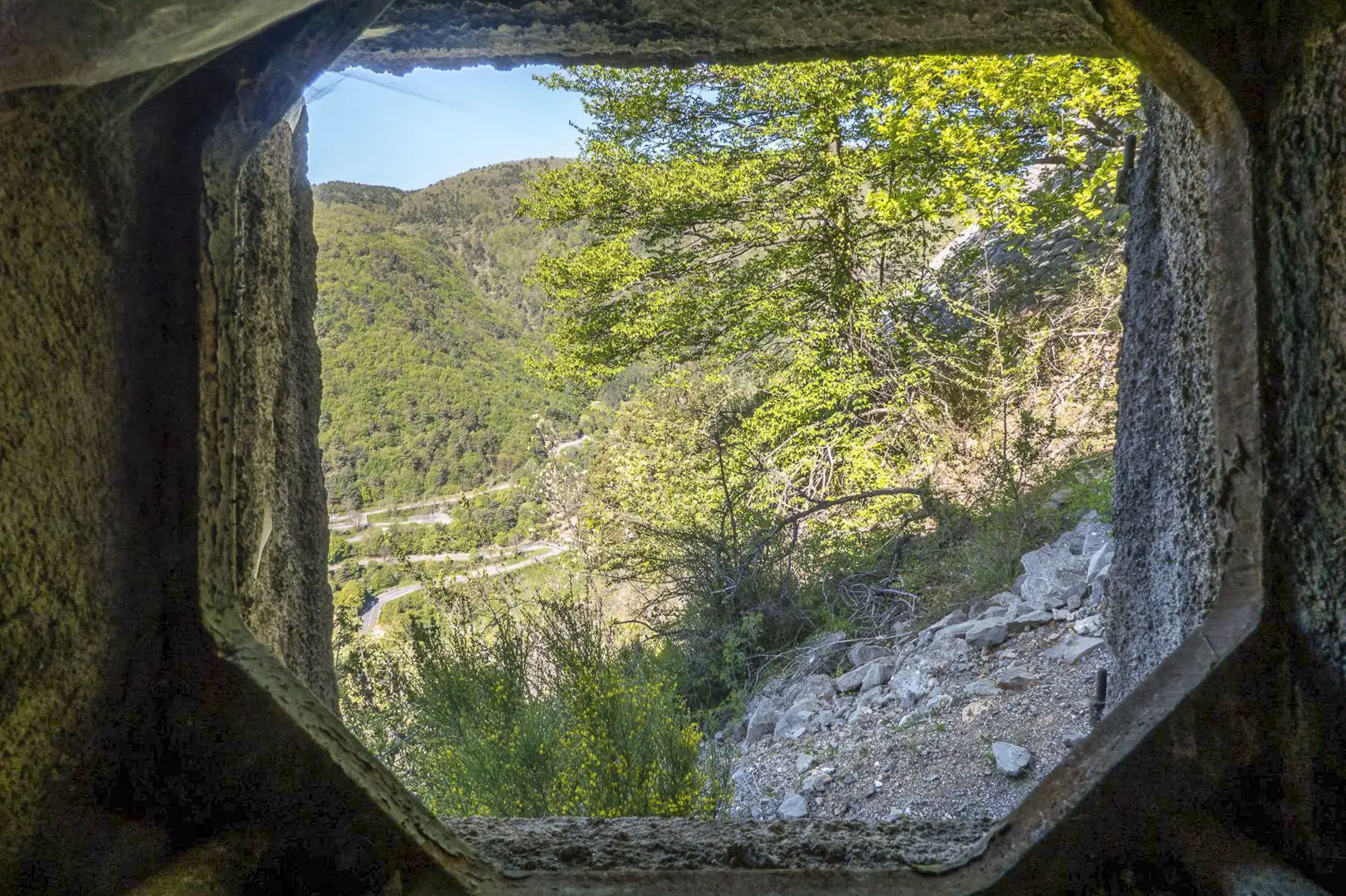 Ligne Maginot - BARBONNET (BT) - (Ouvrage d'artillerie) - Bloc 2
Vue à travers le créneau FM couvrant notamment la route du col Saint Jean visible en contrebas.  - Michel Teiten