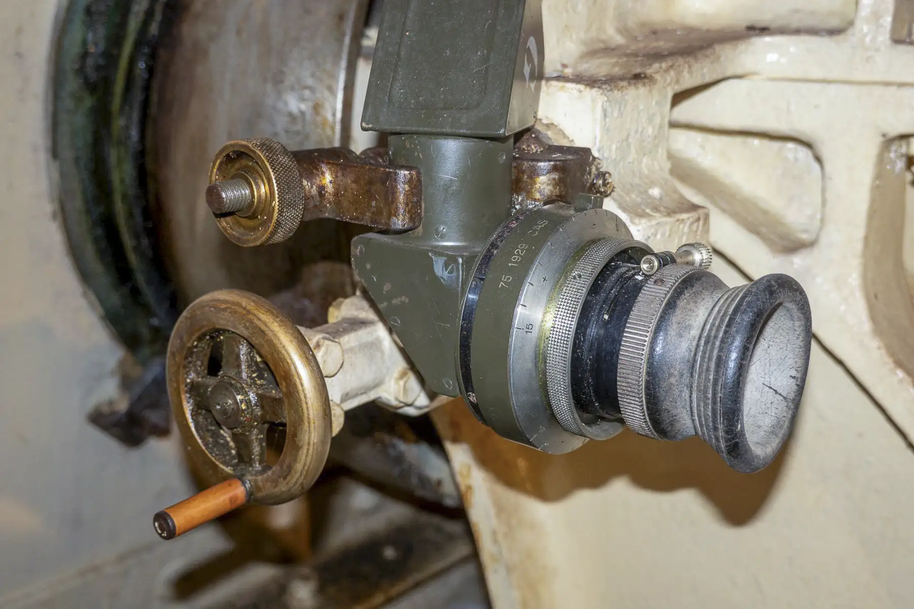 Ligne Maginot - BARBONNET (BT) - (Ouvrage d'artillerie) - Bloc 2
Gros plan de la lunette de visée du 75-29 - Michel Teiten