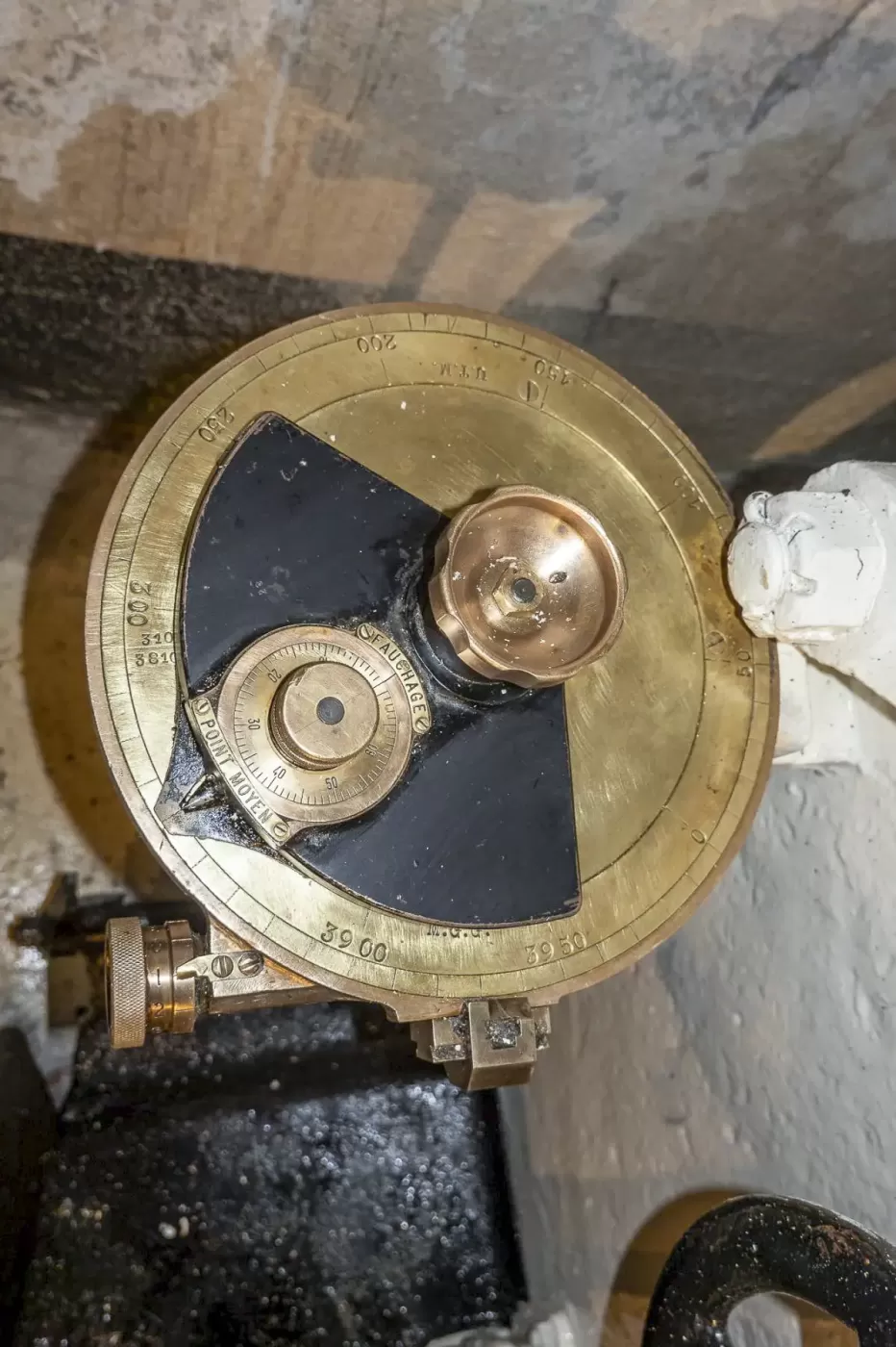 Ligne Maginot - BARBONNET (BT) - (Ouvrage d'artillerie) - Bloc 2
Appareil de pointage d'un des deux 75-29 - Michel Teiten