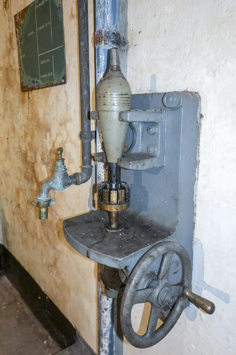 Ligne Maginot - BARBONNET (BT) - (Ouvrage d'artillerie) - Bloc 2
Dispositif permettant le montage des munitions de 81 mm - Michel Teiten