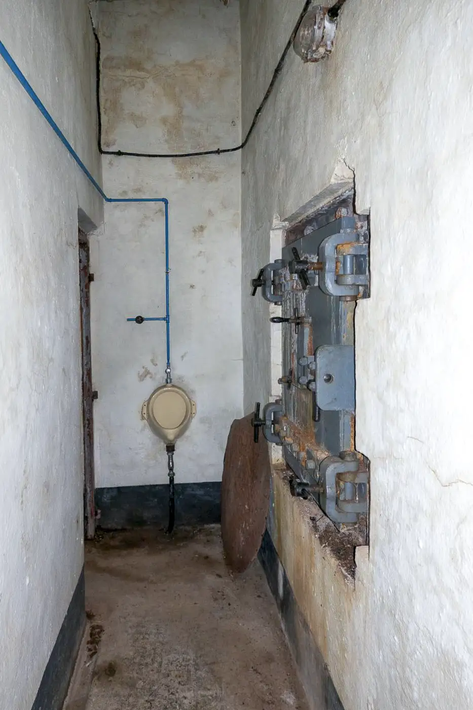 Ligne Maginot - BARBONNET (BT) - (Ouvrage d'artillerie) - Bloc 2
Sortie de secours. Les latrines sont au fond du couloir. - Michel Teiten