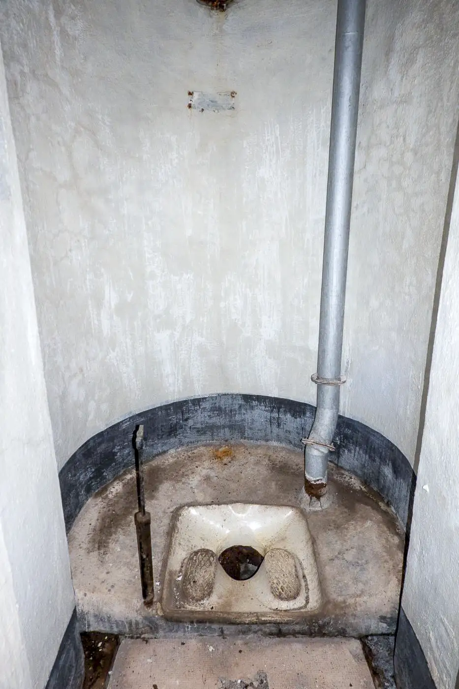 Ligne Maginot - BARBONNET (BT) - (Ouvrage d'artillerie) - Bloc 2
Latrines près de la sortie de secours. - Michel Teiten