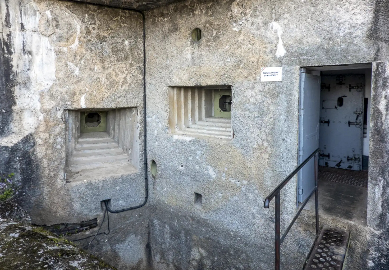 Ligne Maginot - BARBONNET (BT) - (Ouvrage d'artillerie) - Bloc 1
Entrée des hommes et créneaux FM de défense rapprochée - Michel Teiten