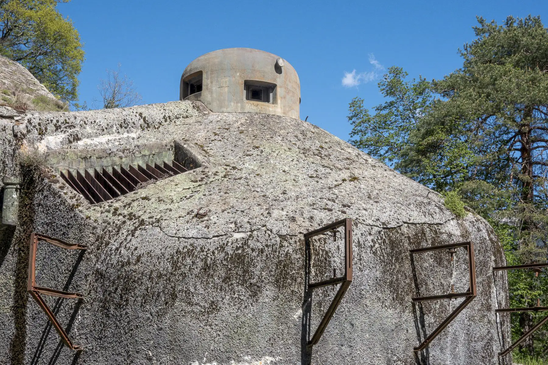 Ligne Maginot - GORDOLON (GN) - (Ouvrage d'artillerie) - Bloc 1
La cloche GFM et les supports d'antenne - Michel Teiten