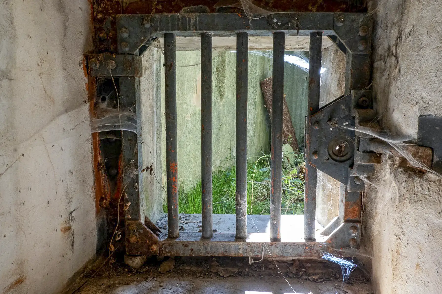 Ligne Maginot - GORDOLON (GN) - (Ouvrage d'artillerie) - Bloc 2
Grille de l'issue de secours donnant sur le fossé diamant  - Michel Teiten