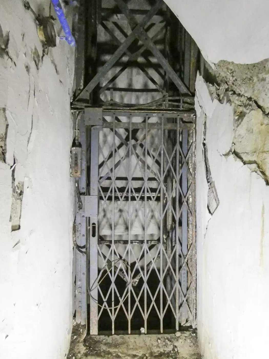 Ligne Maginot - GORDOLON (GN) - (Ouvrage d'artillerie) - Etage intermédiaire
Ascenseur menant au bloc 2 - ELLENA Daniel - CUNY Philippe