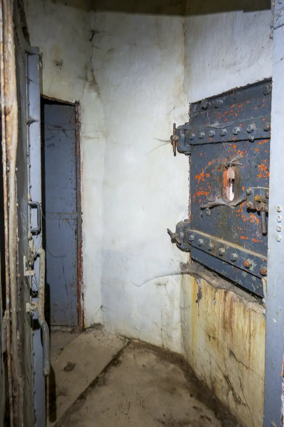 Ligne Maginot - GORDOLON (GN) - (Ouvrage d'artillerie) - Bloc 3
Sortie de secours
La porte à gauche donne sur des latrines - Michel Teiten