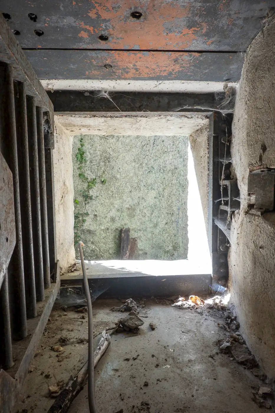 Ligne Maginot - GORDOLON (GN) - (Ouvrage d'artillerie) - Bloc 3
Sortie de secours donnant sur le fossé diamant - Michel Teiten