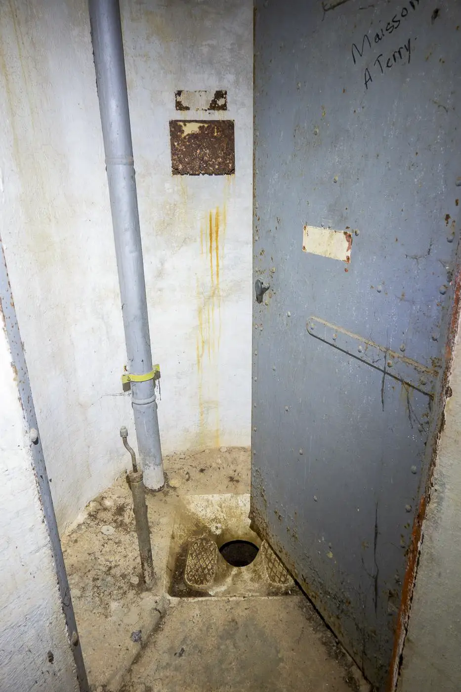 Ligne Maginot - GORDOLON (GN) - (Ouvrage d'artillerie) - Bloc 3
Latrines près de la sortie de secours - Michel Teiten