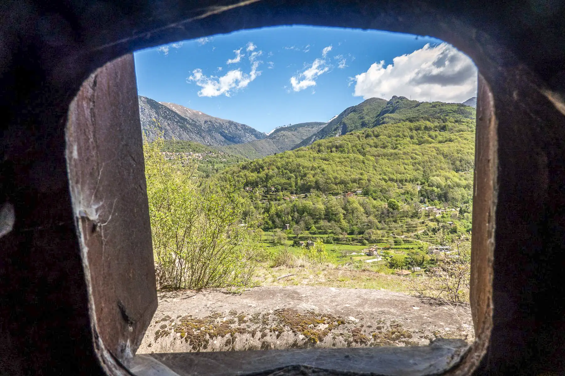 Ligne Maginot - GORDOLON (GN) - (Ouvrage d'artillerie) - Bloc 3
Vue à travers l'un des deux créneaux de 75 direction Flaut - Michel Teiten