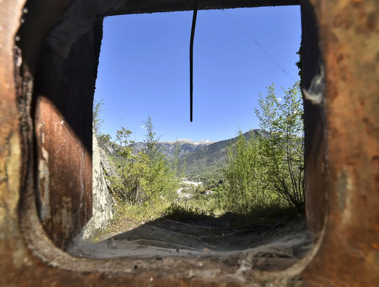 Ligne Maginot - GORDOLON (GN) - (Ouvrage d'artillerie) - Bloc 3
Créneau orienté vers le vallée de la Vesubie - Ludovic KNAPP