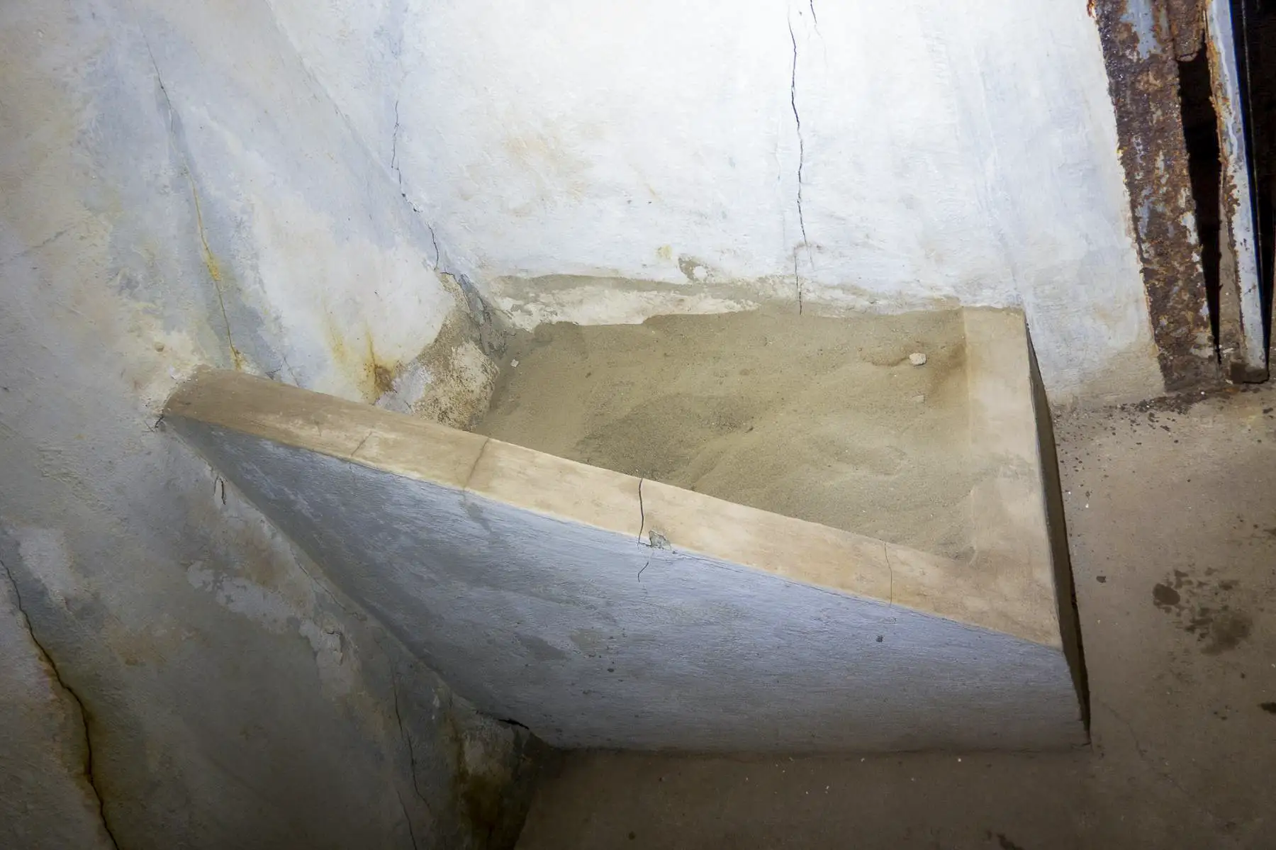 Ligne Maginot - GORDOLON (GN) - (Ouvrage d'artillerie) - Bloc 3
Soute à munitions. Bac à sable anti-incendie. - Michel Teiten