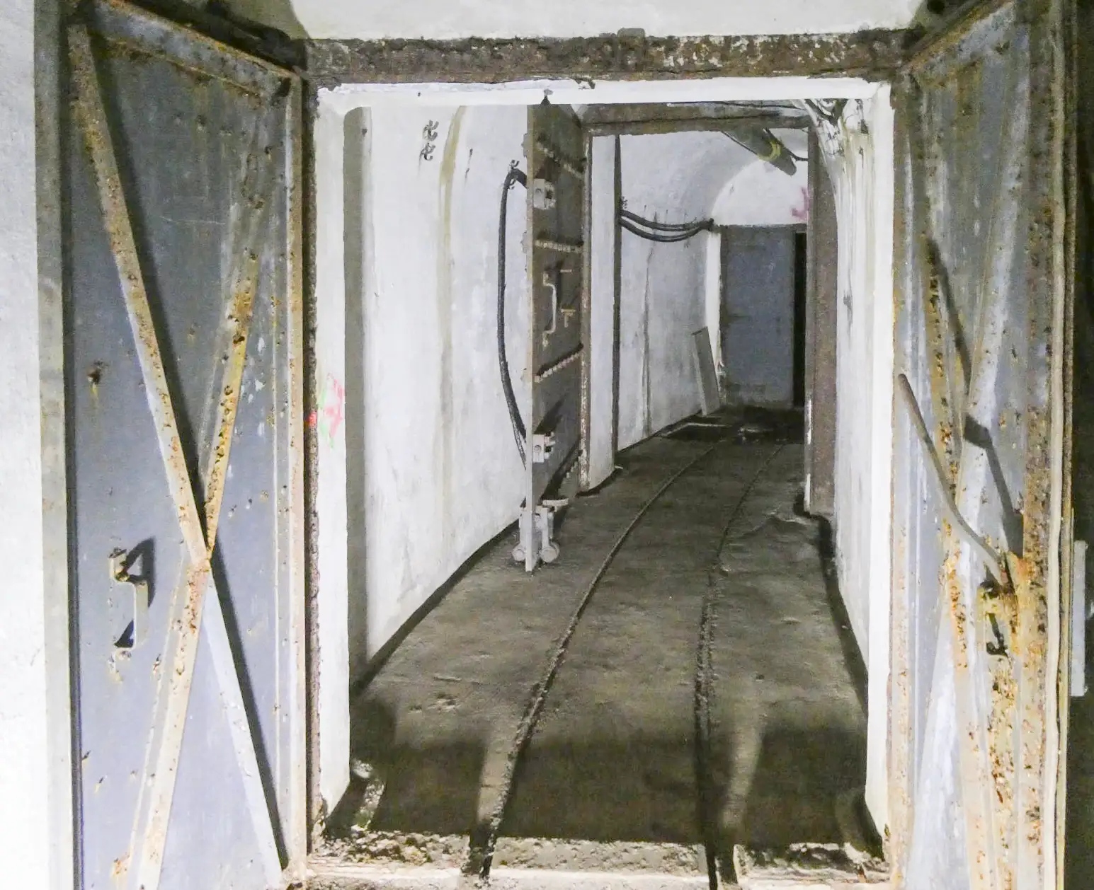 Ligne Maginot - GORDOLON (GN) - (Ouvrage d'artillerie) - Etage intermédiaire
Porte blindée et porte étanche menant au bloc 3. - ELLENA Daniel - CUNY Philippe