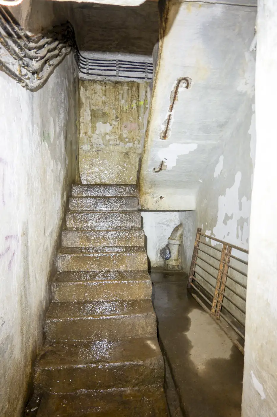 Ligne Maginot - GORDOLON (GN) - (Ouvrage d'artillerie) - Escalier entre l’étage inférieur et l’étage intermédiaire - Michel Teiten