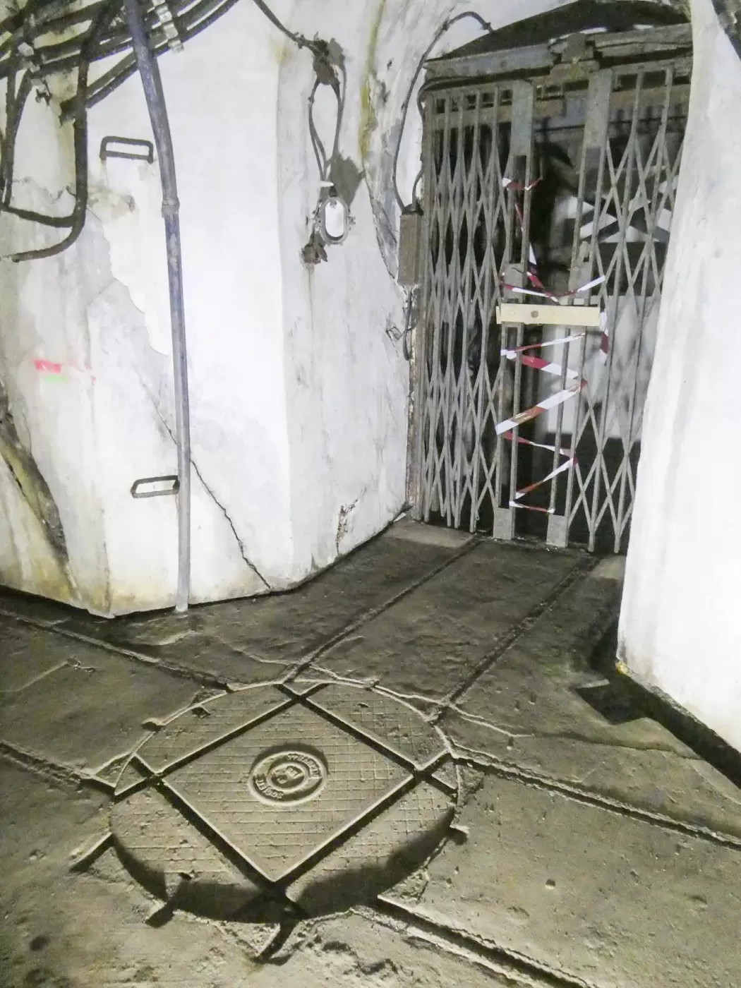 Ligne Maginot - GORDOLON (GN) - (Ouvrage d'artillerie) - Etage intermédiaire
Ascenseur venant de l'étage inférieur et la distribution des munitions par voie de 60. - ELLENA Daniel - CUNY Philippe