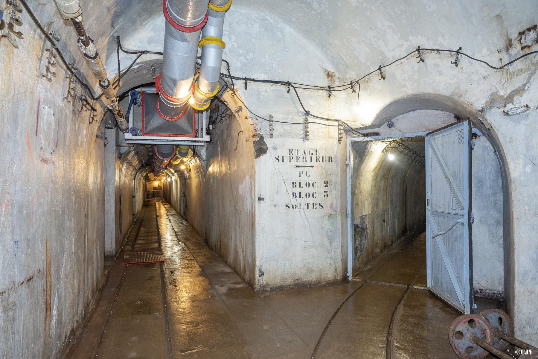 Ligne Maginot - GORDOLON (GN) - (Ouvrage d'artillerie) - Galerie principale.
Tout droit vers le casernement.
A droite vers le puits central menant à l'étage supérieur - Lia VERMEULEN