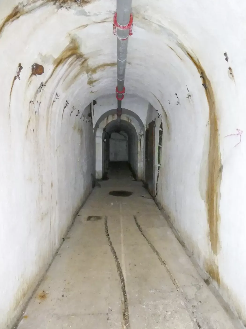 Ligne Maginot - GORDOLON (GN) - (Ouvrage d'artillerie) - Etage intermédiaire
Fin de la galerie côté nord desservant les magasins à artifices éclairants, bouchons allumeurs et grenades à mains. - ELLENA Daniel - CUNY Philippe