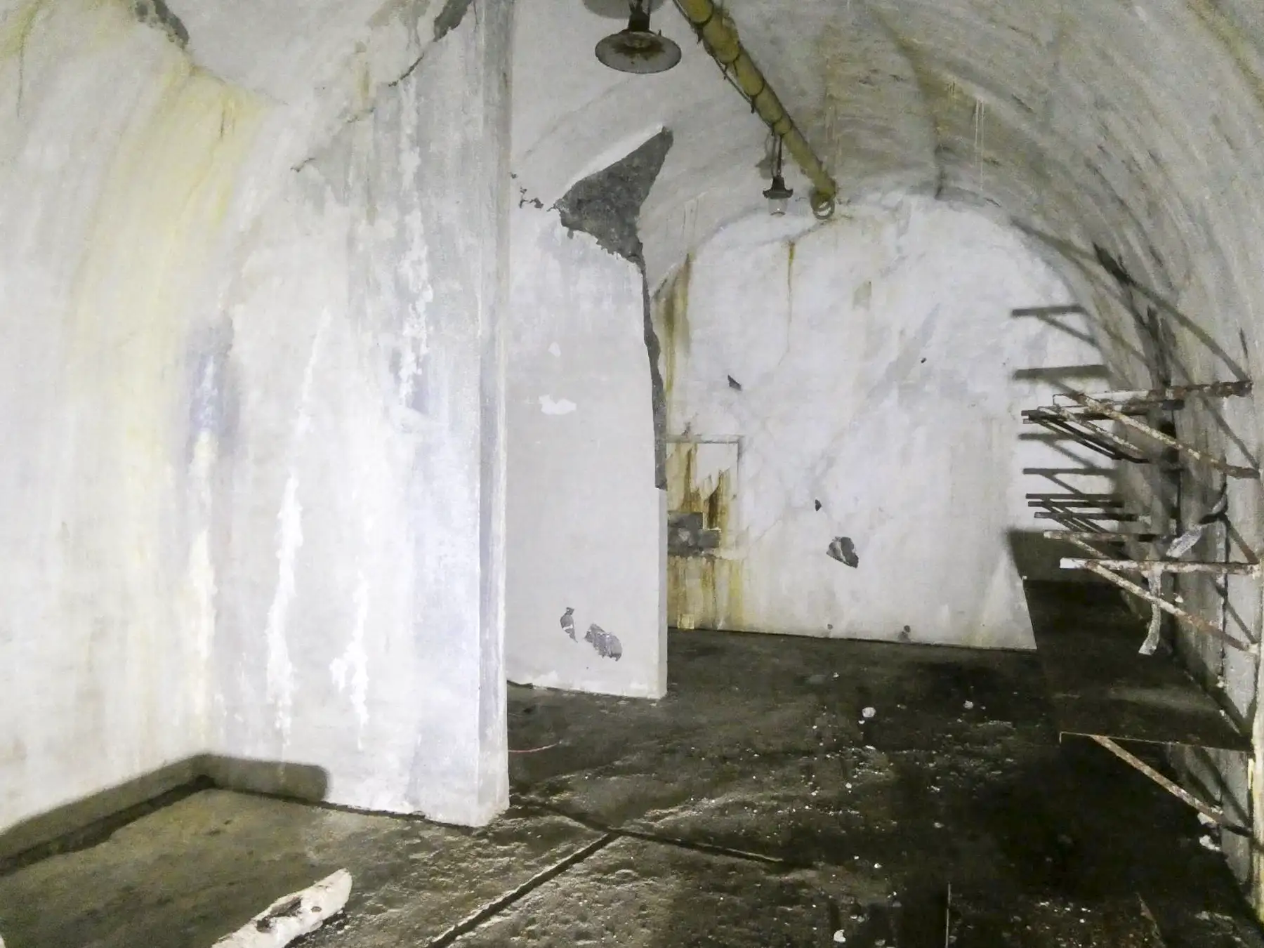 Ligne Maginot - GORDOLON (GN) - (Ouvrage d'artillerie) - Casernement
Reserve de vivres divisée en quatre parties, vivres de réserve, paneterie, vivres du jour et viande, cave. - ELLENA Daniel - CUNY Philippe