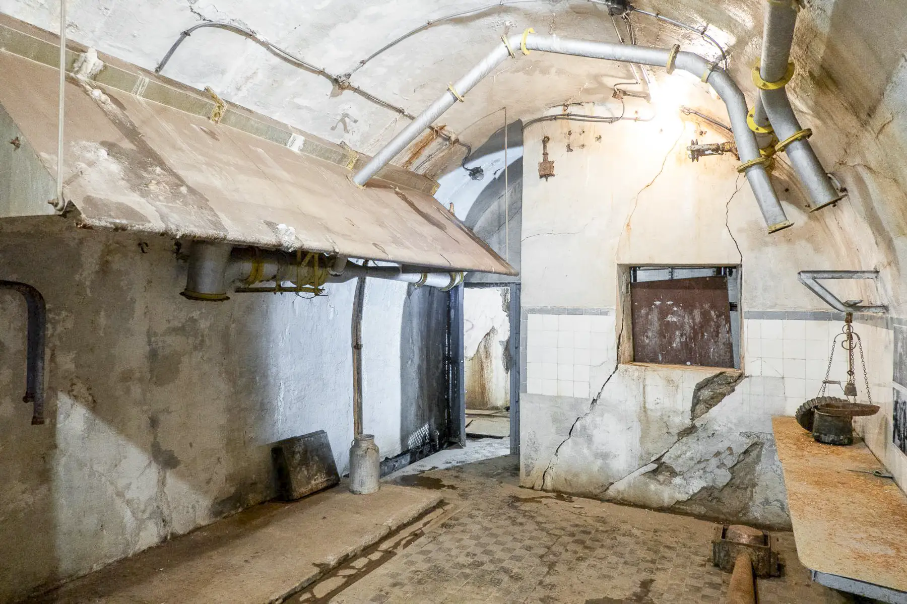 Ligne Maginot - GORDOLON (GN) - (Ouvrage d'artillerie) - Cuisine de l'ouvrage
Noter les importantes fissures dans le mur - Michel Teiten