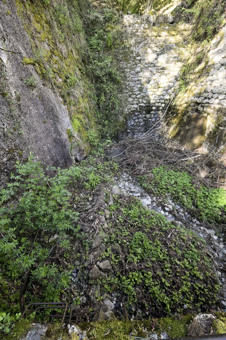 Ligne Maginot - GORDOLON (GN) - (Ouvrage d'artillerie) - Ajustements au lit de la rivière devant l’entrée - Ludovic KNAPP