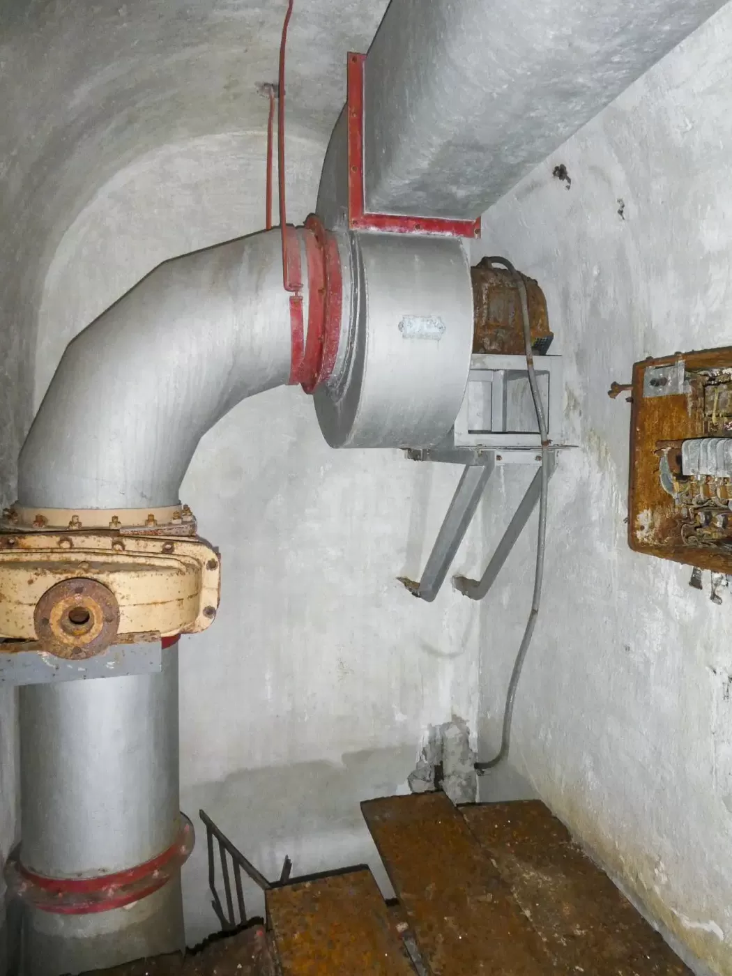 Ligne Maginot - GORDOLON (GN) - (Ouvrage d'artillerie) - Etage intermédiaire
Arrivée de la ventilation. - ELLENA Daniel - CUNY Philippe