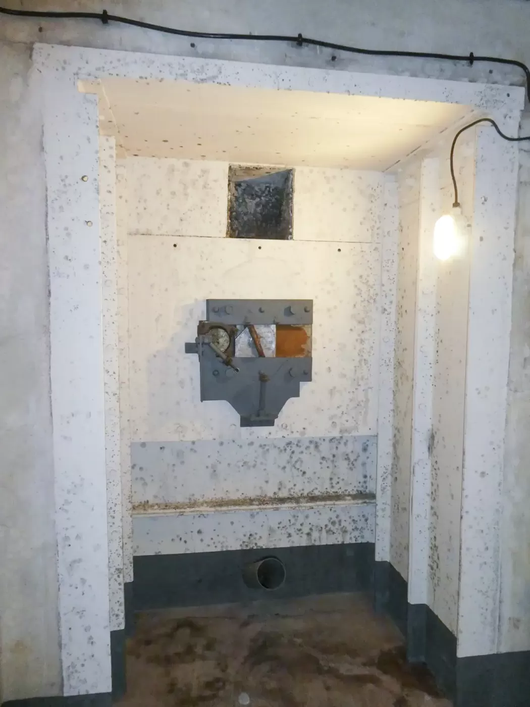 Ligne Maginot - SAINT ROCH (SHR) - (Ouvrage d'artillerie) - Bloc 1
Créneau FM de défense renforcé de l'entrée.
En prévision de l'installation d'une arme mixte ou d'un 37 AC. - ELLENA Daniel - CUNY Philippe