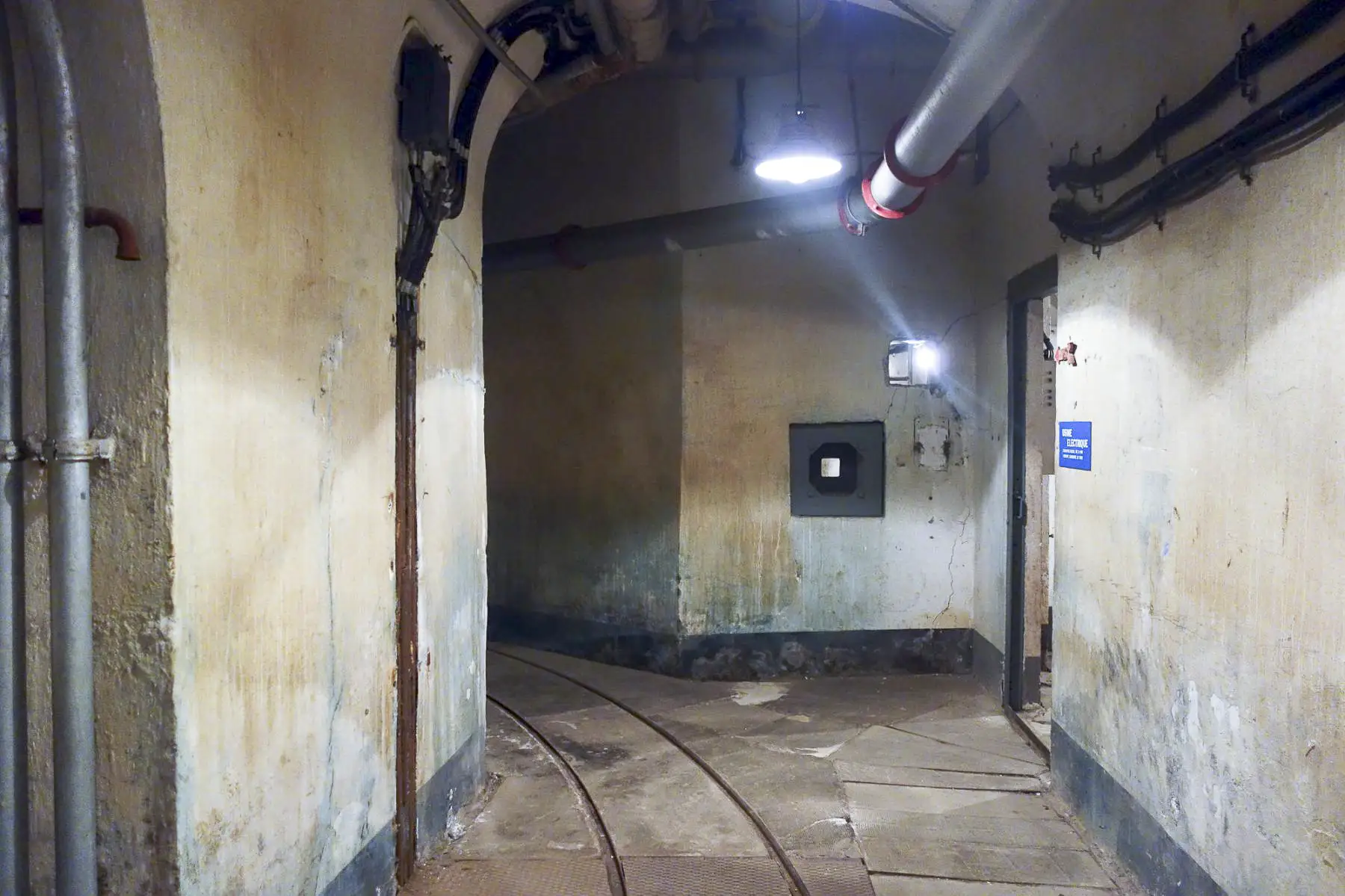 Ligne Maginot - SAINT ROCH (SHR) - (Ouvrage d'artillerie) - Bloc 1
Créneau FM intérieur couvrant l'entrée de l'ouvrage - Michel Teiten