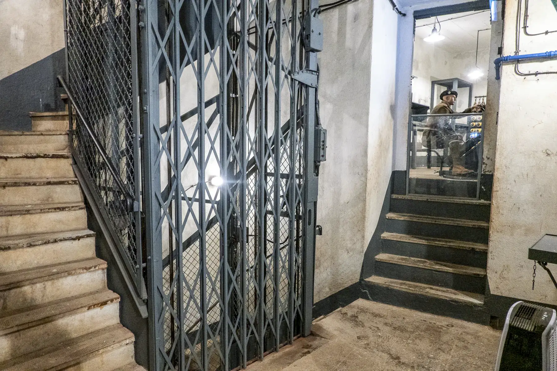 Ligne Maginot - SAINT ROCH (SHR) - (Ouvrage d'artillerie) - Bloc 4
Monte-charge. En haut à droite, chambre de tir des mortiers frontaux - Michel Teiten