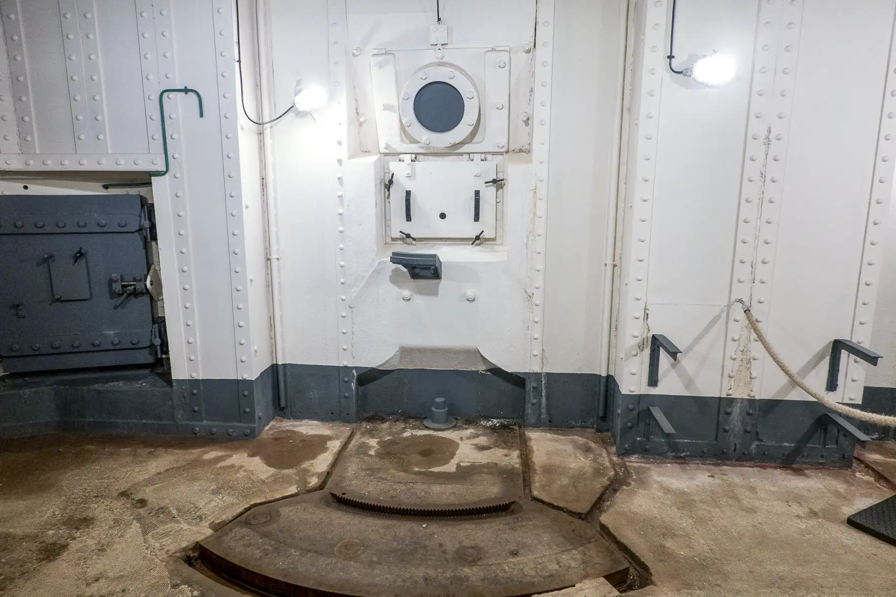 Ligne Maginot - SAINT ROCH (SHR) - (Ouvrage d'artillerie) - Bloc 4
Mortiers frontaux, à gauche l'issue de secours - Michel Teiten