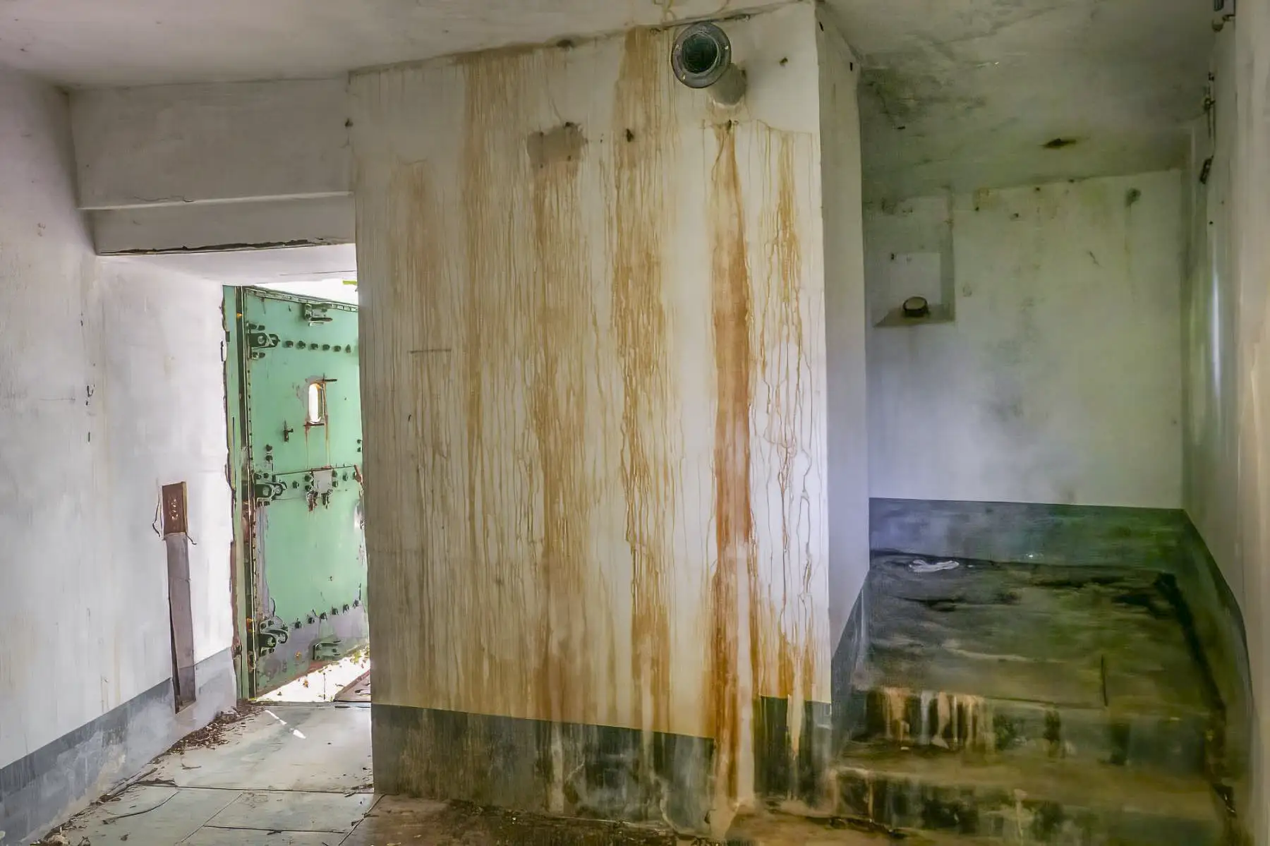 Ligne Maginot - CHAMP DE TIR D'AGAISEN (CT) - E04 - (Abri actif) - Bloc 1
Entrée et chambre de tir FM sur la droite - Michel Teiten