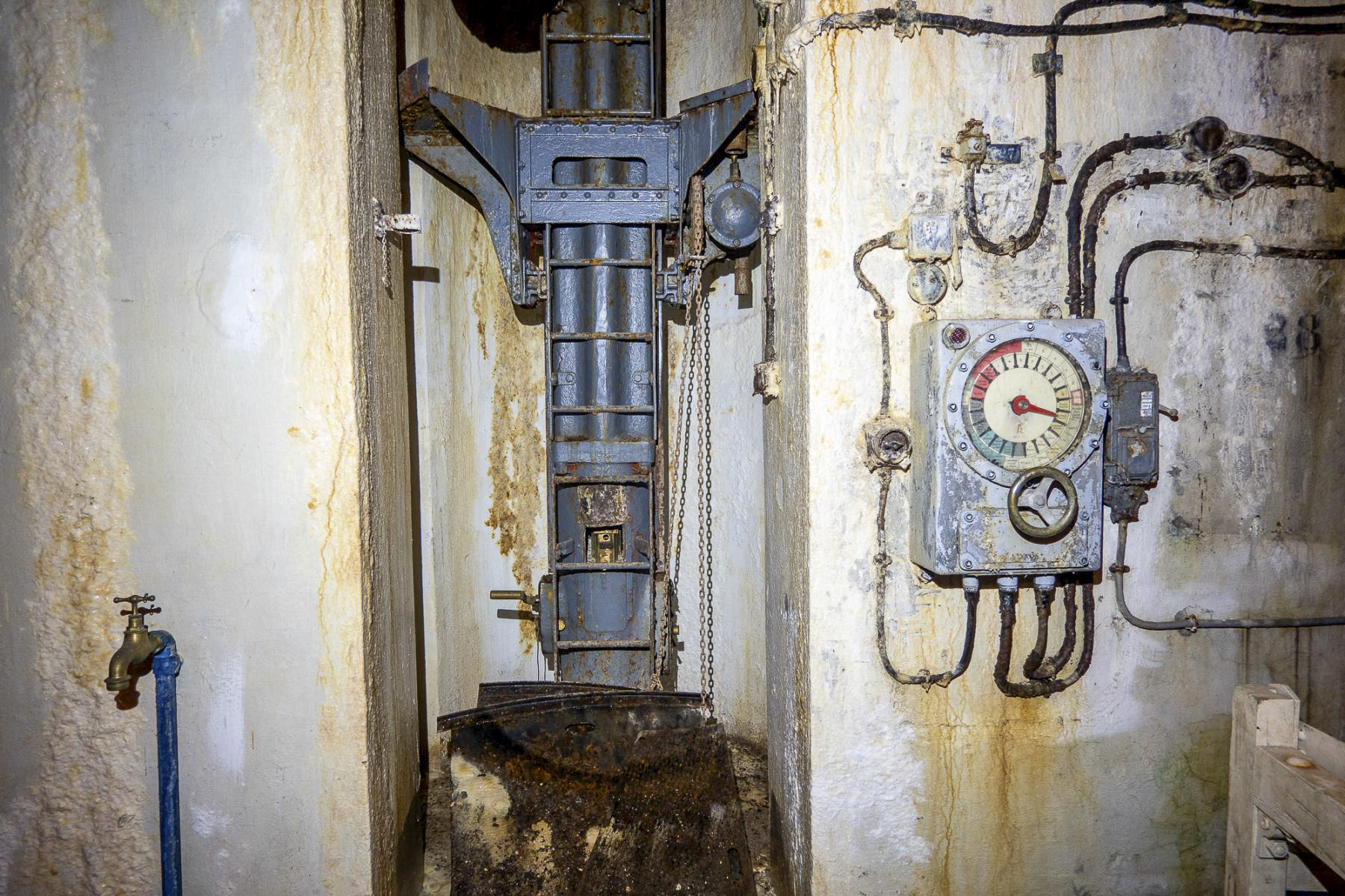 Ligne Maginot - AGAISEN (AN) - E03 - (Ouvrage d'artillerie) - Bloc 2
Cloche LG et transmetteur d'ordres - Michel Teiten