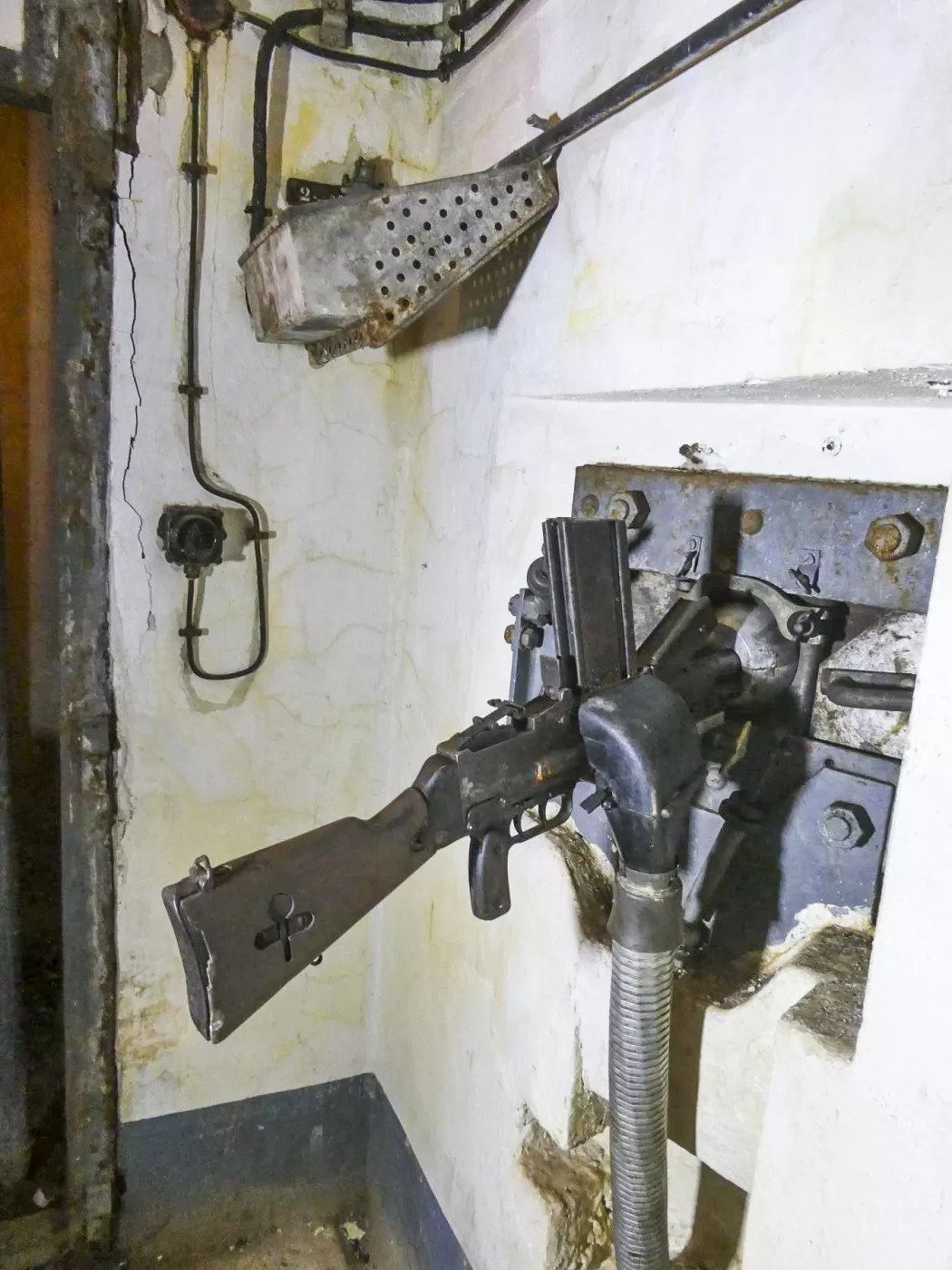 Ligne Maginot - AGAISEN (AN) - E03 - (Ouvrage d'artillerie) - Bloc 2
FM avec dispositif d’évacuation des douilles
 - ELLENA Daniel - CUNY Philippe