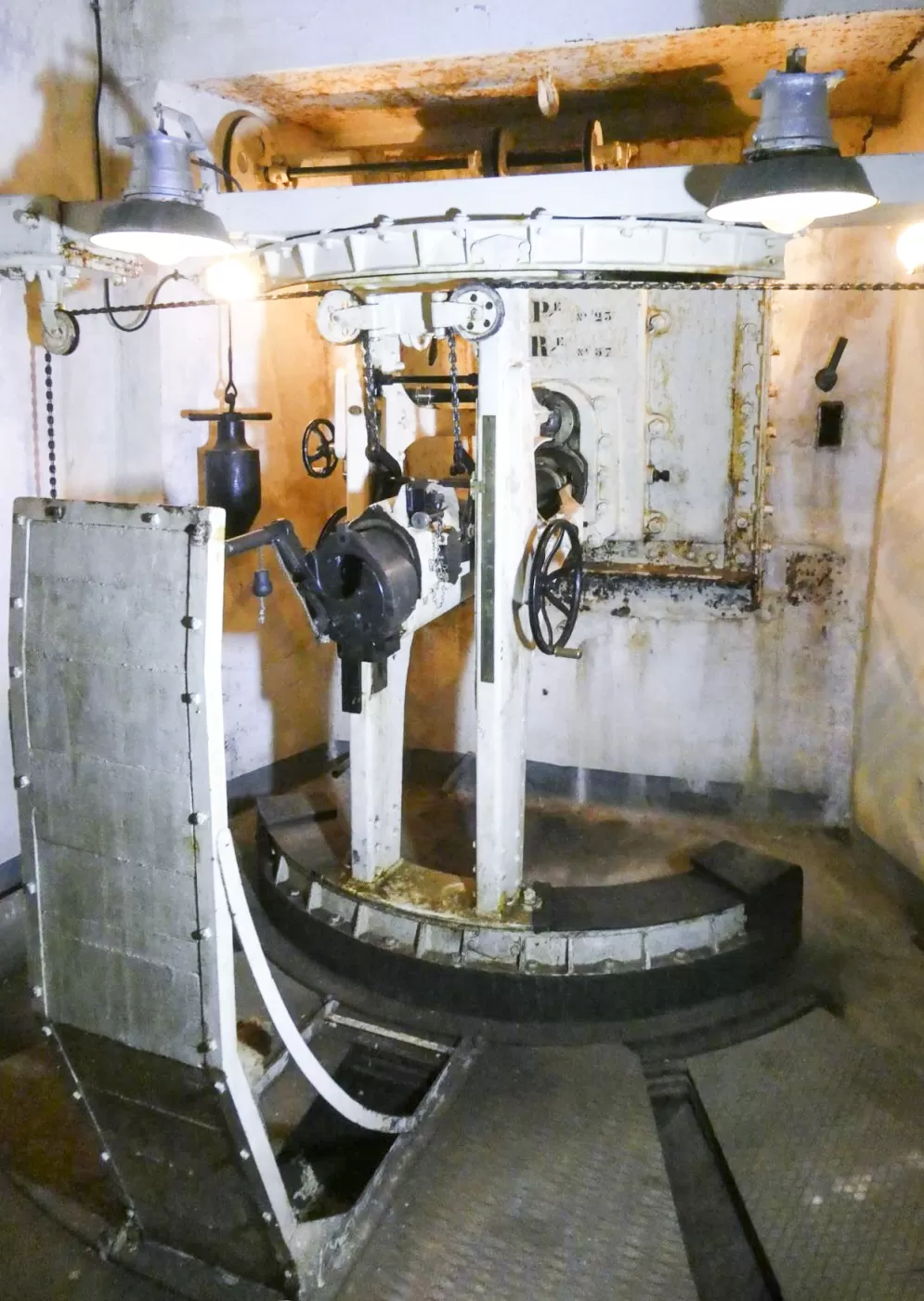 Ligne Maginot - AGAISEN (AN) - E03 - (Ouvrage d'artillerie) - Bloc 2
Pièce de 75 mle 31  N°1  - ELLENA Daniel - CUNY Philippe