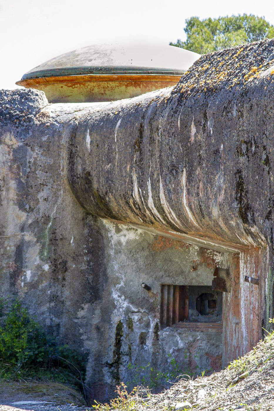 Ligne Maginot - AGAISEN (AN) - E03 - (Ouvrage d'artillerie) - Bloc 3
Façade des créneaux de 81 surmontée de la tourelle de 75  en batterie - Michel Teiten