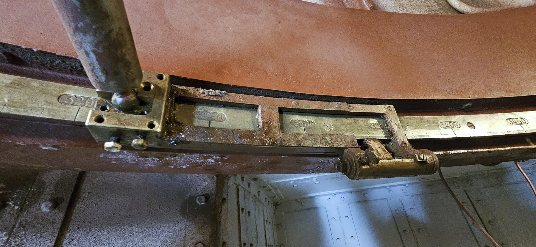 Ligne Maginot - AGAISEN (AN) - E03 - (Ouvrage d'artillerie) - Bloc 3
Curseur de réglage sur la couronne de la tourelle - ELLENA Daniel - CUNY Philippe