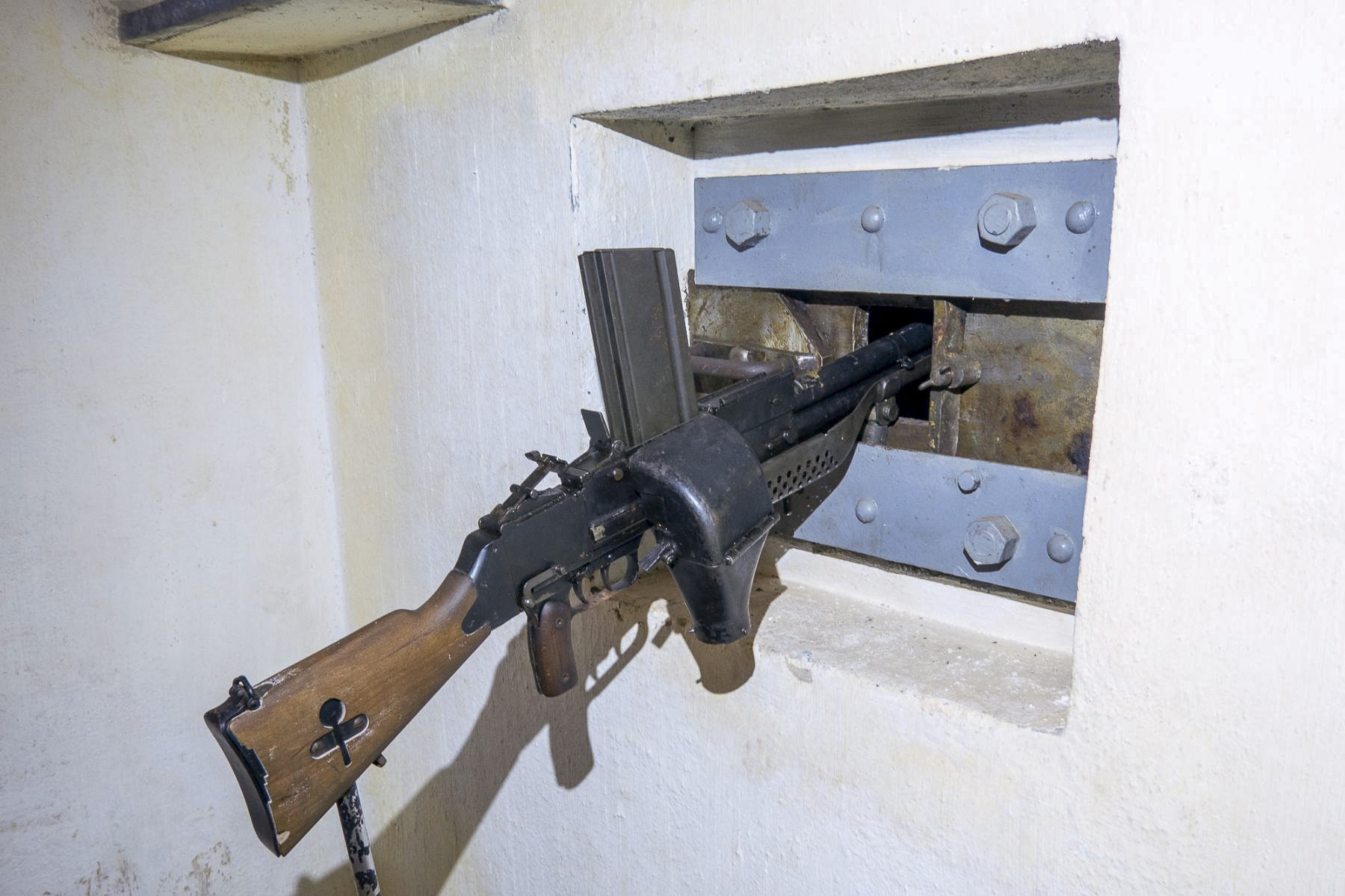 Ligne Maginot - AGAISEN (AN) - E03 - (Ouvrage d'artillerie) - FM en position dans l'un des créneaux du blockhaus de défense intérieure - Michel Teiten