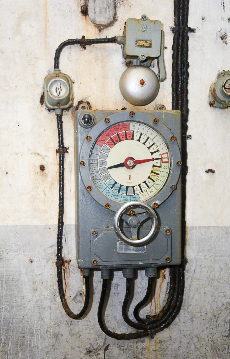 Ligne Maginot - Transmetteur d'ordres Carpentier - Le transmetteur d'ordres (récepteur) avec sa sonnerie et l'interrupteur permettant de couper cette dernière