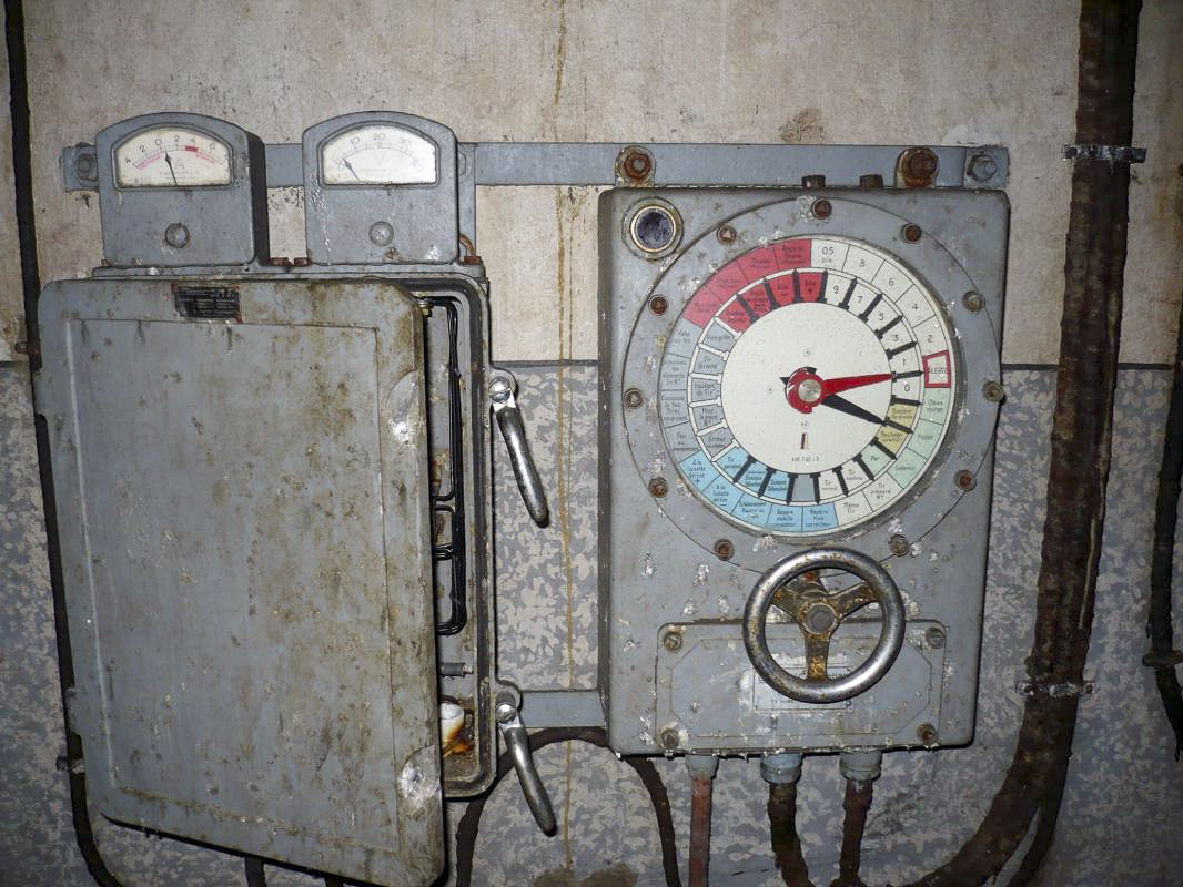Ligne Maginot - Transmetteur d'ordre Carpentier - Ouvrage d'artillerie de FERMONT
Transmetteur d'ordre Carpentier avec son boitier d'alimentation à gauche