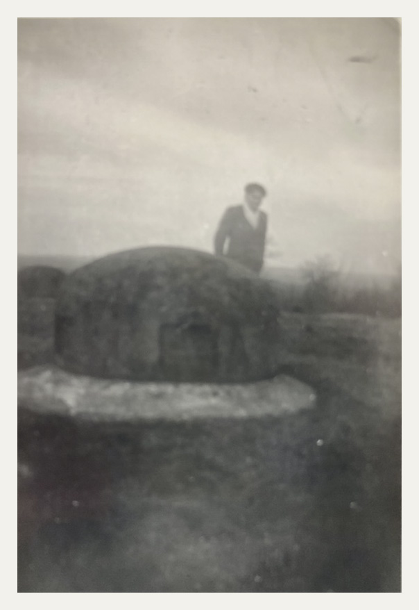 Ligne Maginot - LANGHEP SUD - C64 - (Casemate d'infanterie - Simple) - Photo de piètre qualité, prise en 1950 par l’adjudant chef Beaury, lui même. 
Son fils est présent sur le cliché  - AC Beaury