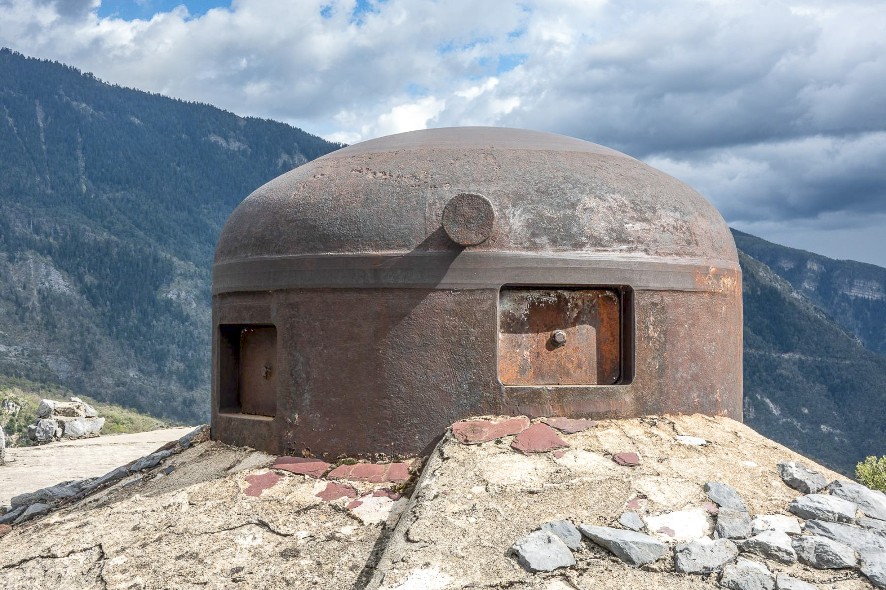 Ligne Maginot - RIMPLAS (RS) - (Ouvrage d'artillerie) - Bloc 3
Gros plan de la cloche GFM. Noter les créneaux décalés. - Michel Teiten