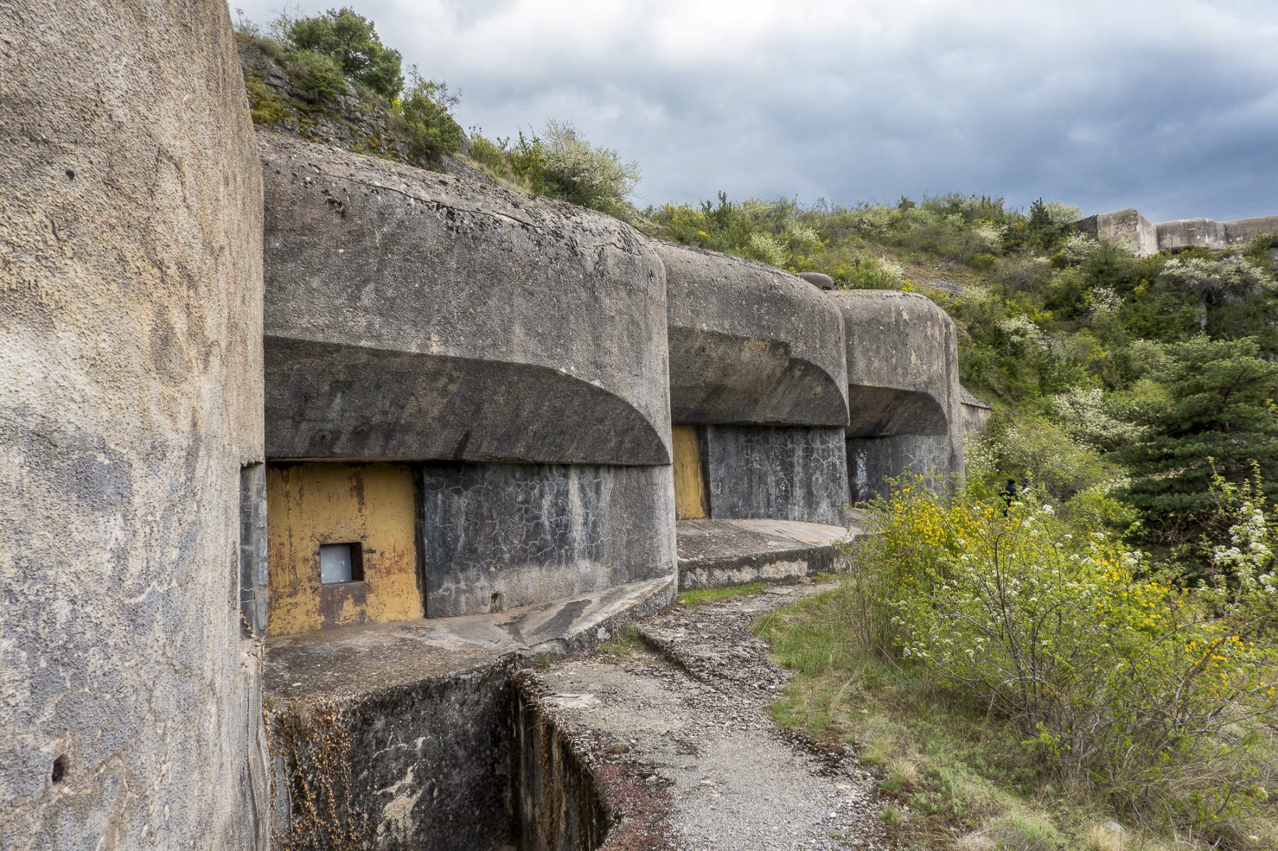 Ligne Maginot - RIMPLAS (RS) - (Ouvrage d'artillerie) - Bloc 4
Vue en enfilade des créneaux de 75.
Le bloc 1 est visible en haut à droite. - Michel Teiten