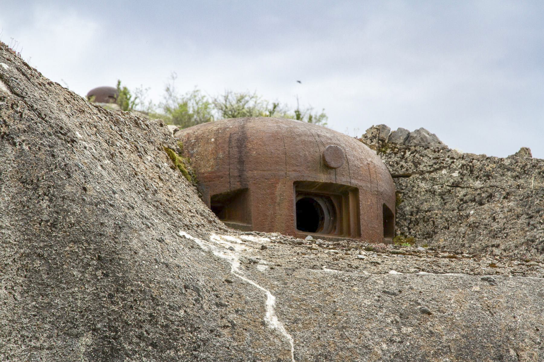 Ligne Maginot - RIMPLAS (RS) - (Ouvrage d'artillerie) - Bloc 4
Cloche JM.
On aperçoit à l'arrière-plan  la cloche GFM du bloc 3 - Michel Teiten