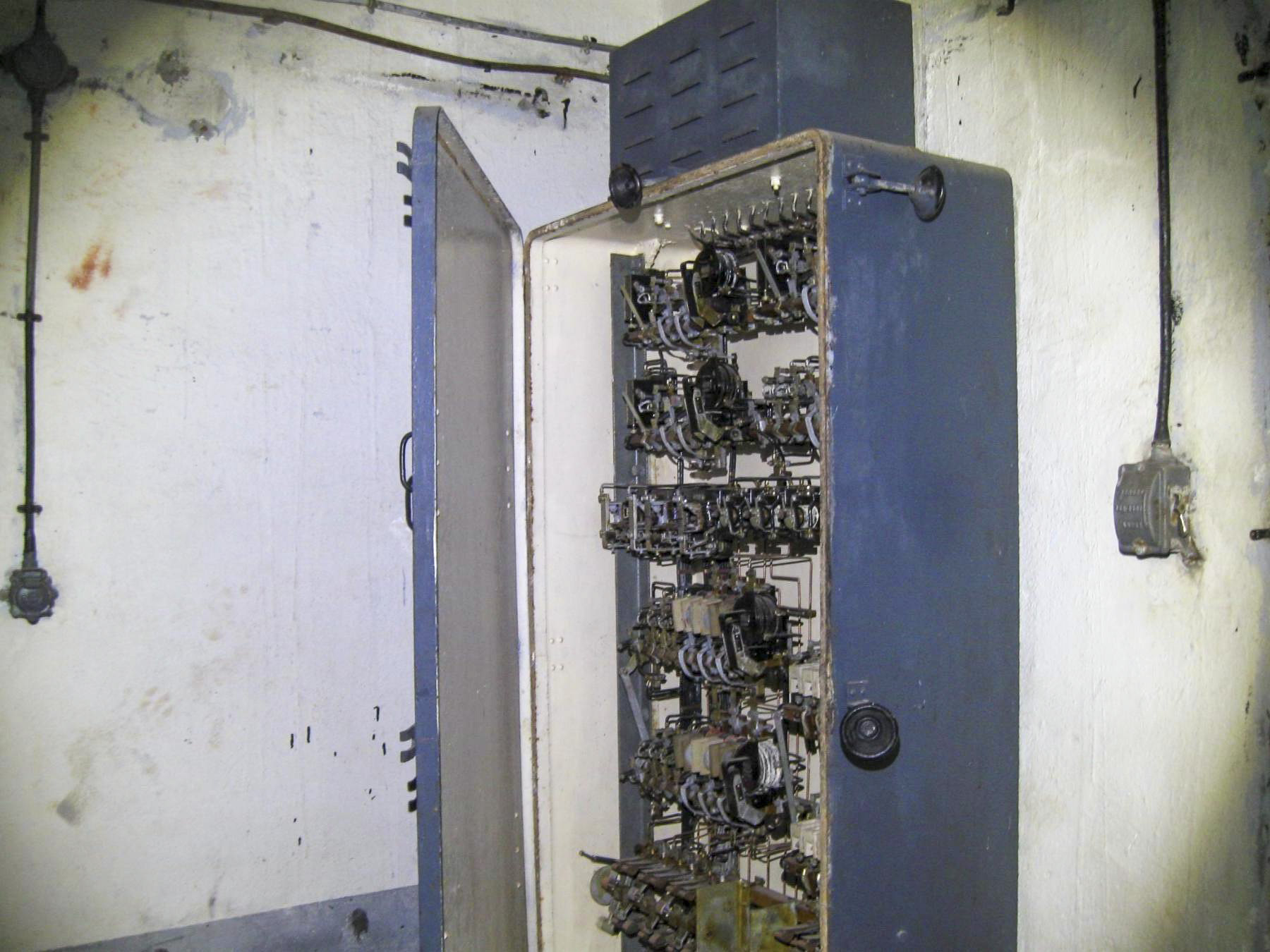 Ligne Maginot - RIMPLAS (RS) - (Ouvrage d'artillerie) - Coffret électrique du monte-charge du bloc 5
Etonnant état de conservation 
 - Denis