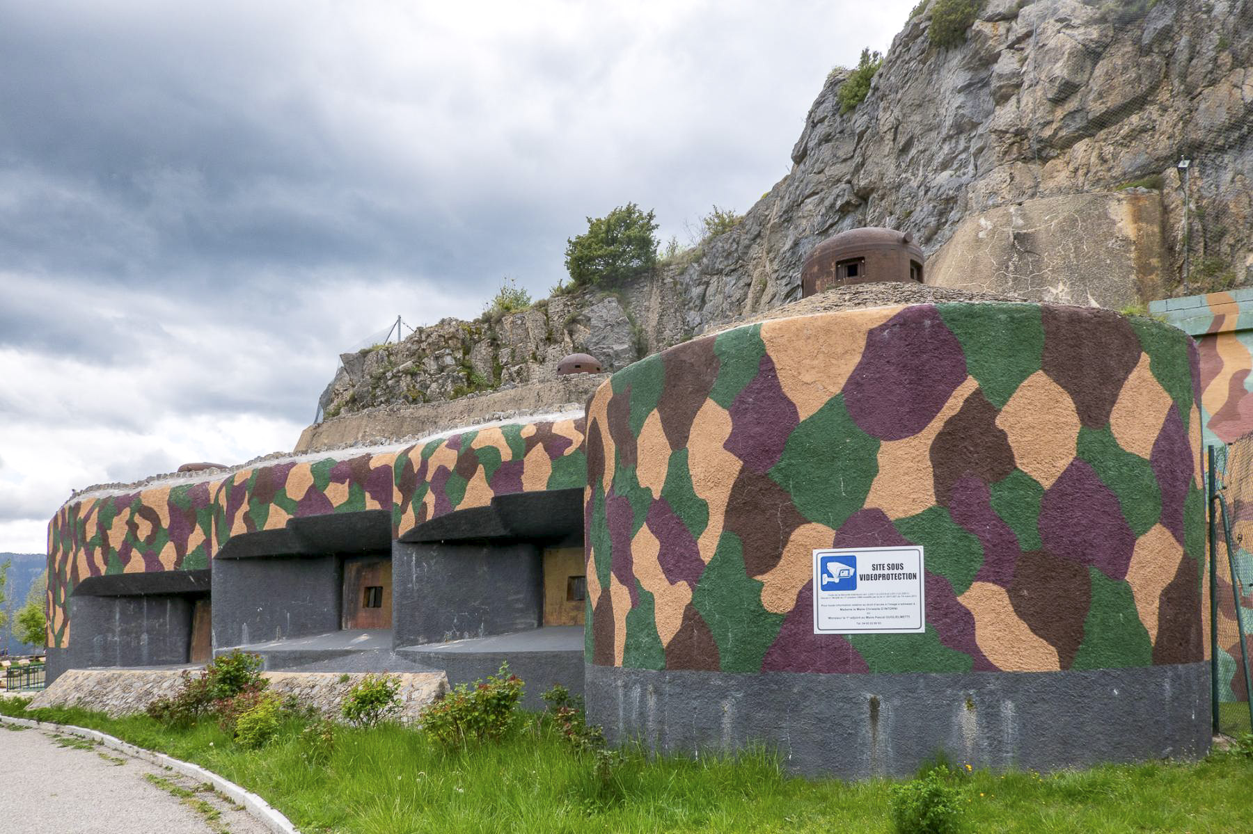 Ligne Maginot - RIMPLAS (RS) - (Ouvrage d'artillerie) - Bloc 5
Vue en enfilade des créneaux du bloc - Michel Teiten