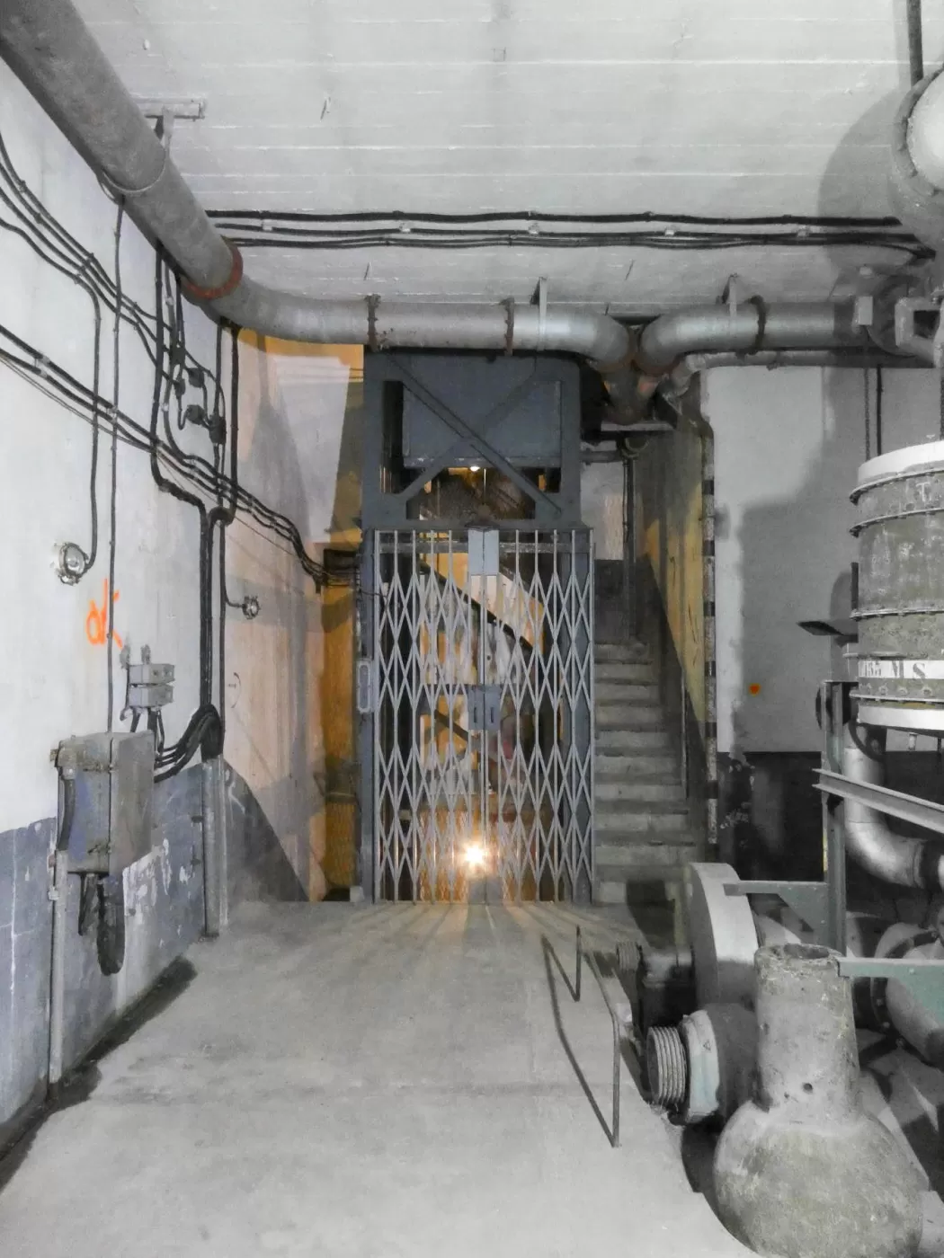 Ligne Maginot - CASTILLON (CN) - EO8 - (Ouvrage d'artillerie) - Bloc 3
Arrivée du monte-charges - ELLENA Daniel - CUNY Philippe