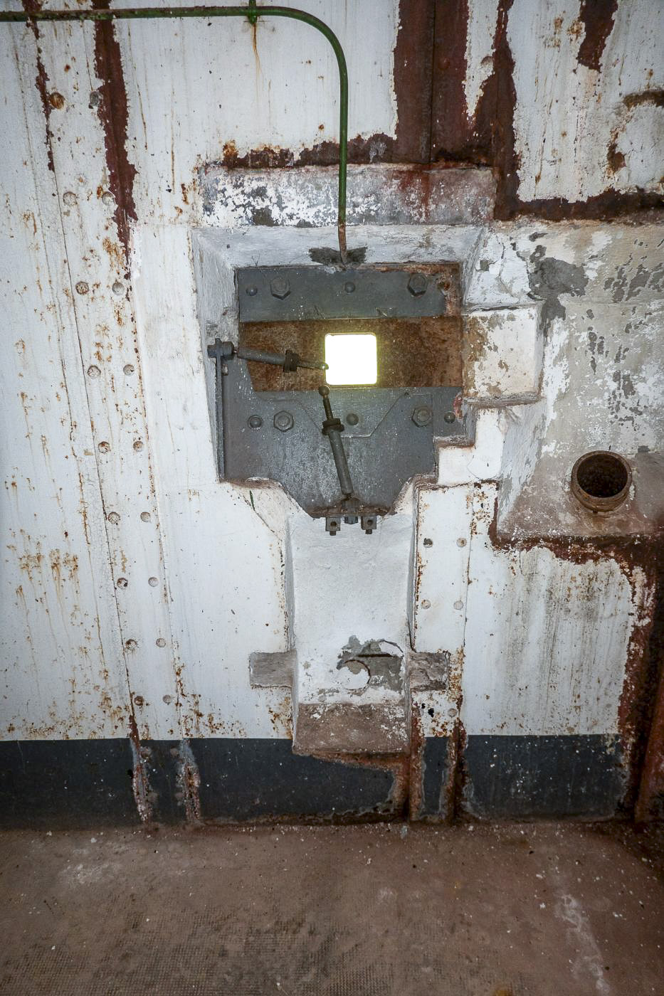 Ligne Maginot - CASTILLON (CN) - EO8 - (Ouvrage d'artillerie) - Bloc 3
Créneau FM de défense du fossé - Michel Teiten